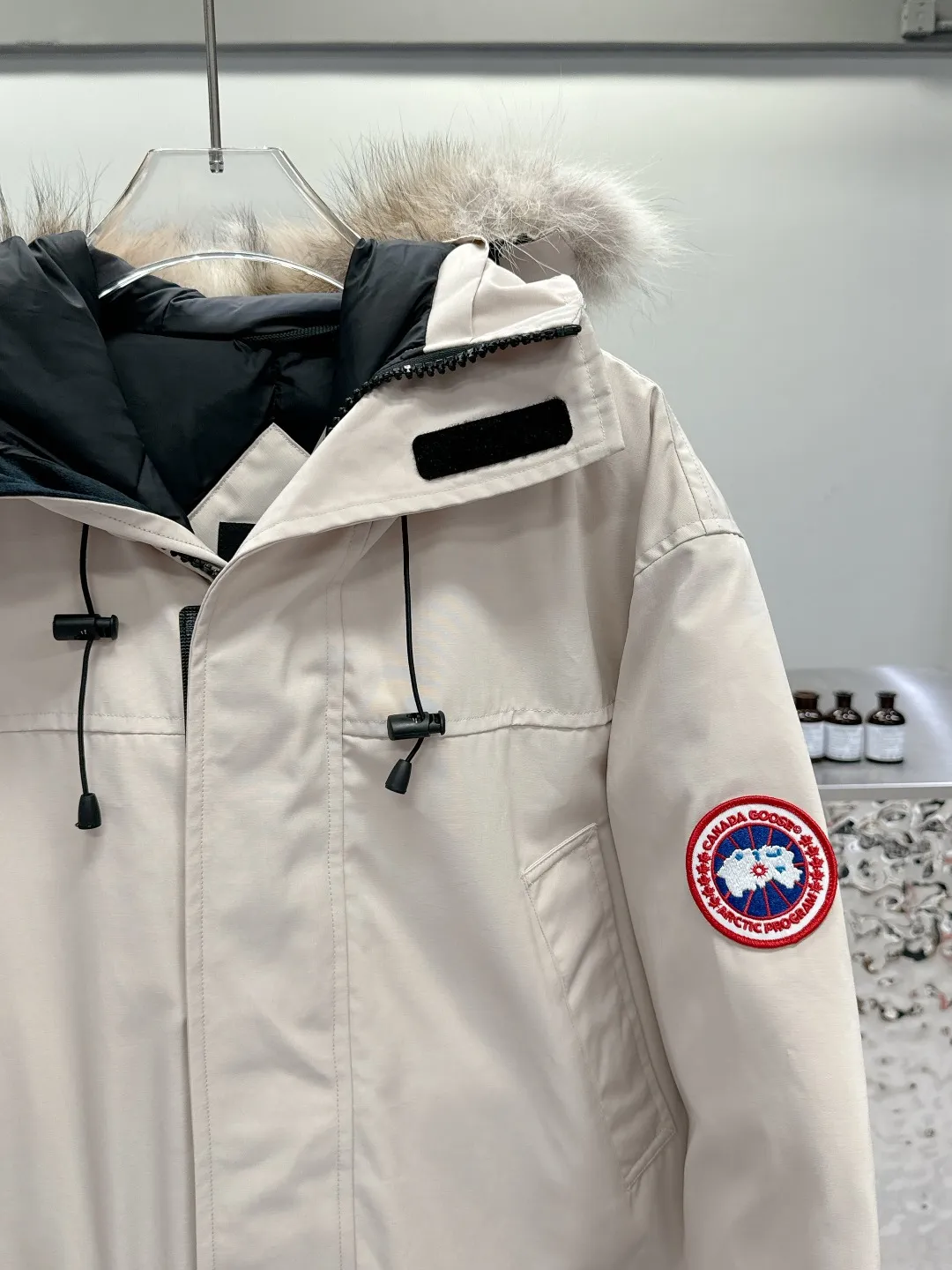 P840 Canada Goose 13 down jackets, timeless classics, same style for men and women, mid-length windbreaker jacket. Canada Goose technology waterproof fabric is wind and cold resistant and extremely warm! Plush heat storage keeps you warm and warms you up quickly! Extra large fur collar design, fine fur, smooth to the touch, comfortable and skin-friendly! Double windproof cuffs to prevent cold wind from entering! The pockets have a flap zipper design and the upper pocket is a diagonal pocket, which is convenient and practical! Canada Goose’s popularity in the past two years has greatly surpassed that of the king of down jackets, the Meng Mouth, and it is the hottest item in autumn and winter on INS! Same style for men and women, Canada Goose’s classic style! Color: Black, Off-white, Gray, Navy Size: XS S M L XL XXL
